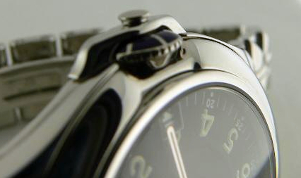 Michel BECKER - Design de la montre SCULPTURE de PATEK-PHILIPPE - Modèle homme détail de la couronne et du pontet