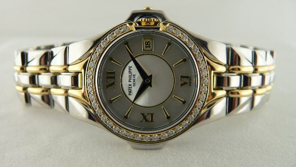 Michel BECKER - Design de la montre SCULPTURE de PATEK-PHILIPPE - Modèle dame cadran nacre et dato lunette sertie de diamants
