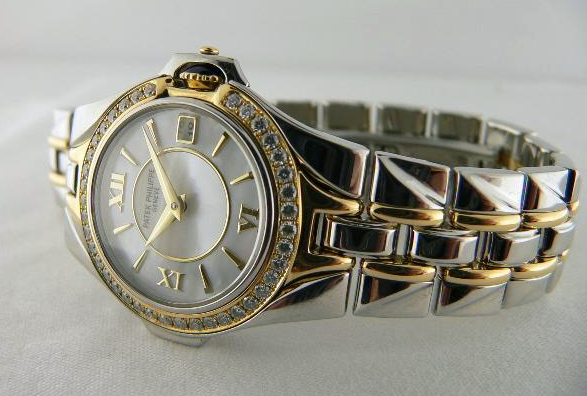 Michel BECKER - Design de la montre SCULPTURE de PATEK-PHILIPPE - Modèle dame cadran nacre et dato lunette sertie de diamants Détail de la lunette