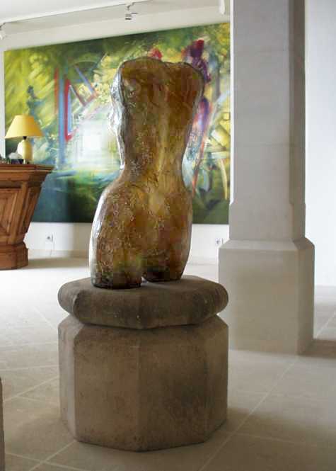 TORSE DE FEMME - Sculpture en résine et verre de Michel BECKER - Vue de dos en transparence