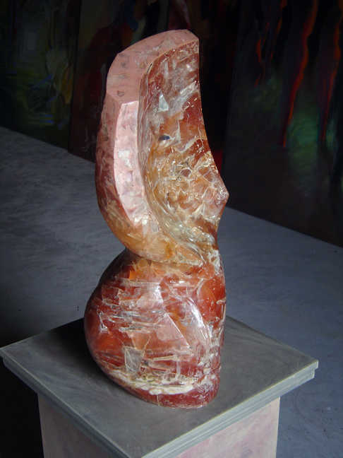 TORSE DE FEMME ROUGE - Sculpture en résine et verre de Michel BECKER - Vue plongée droite